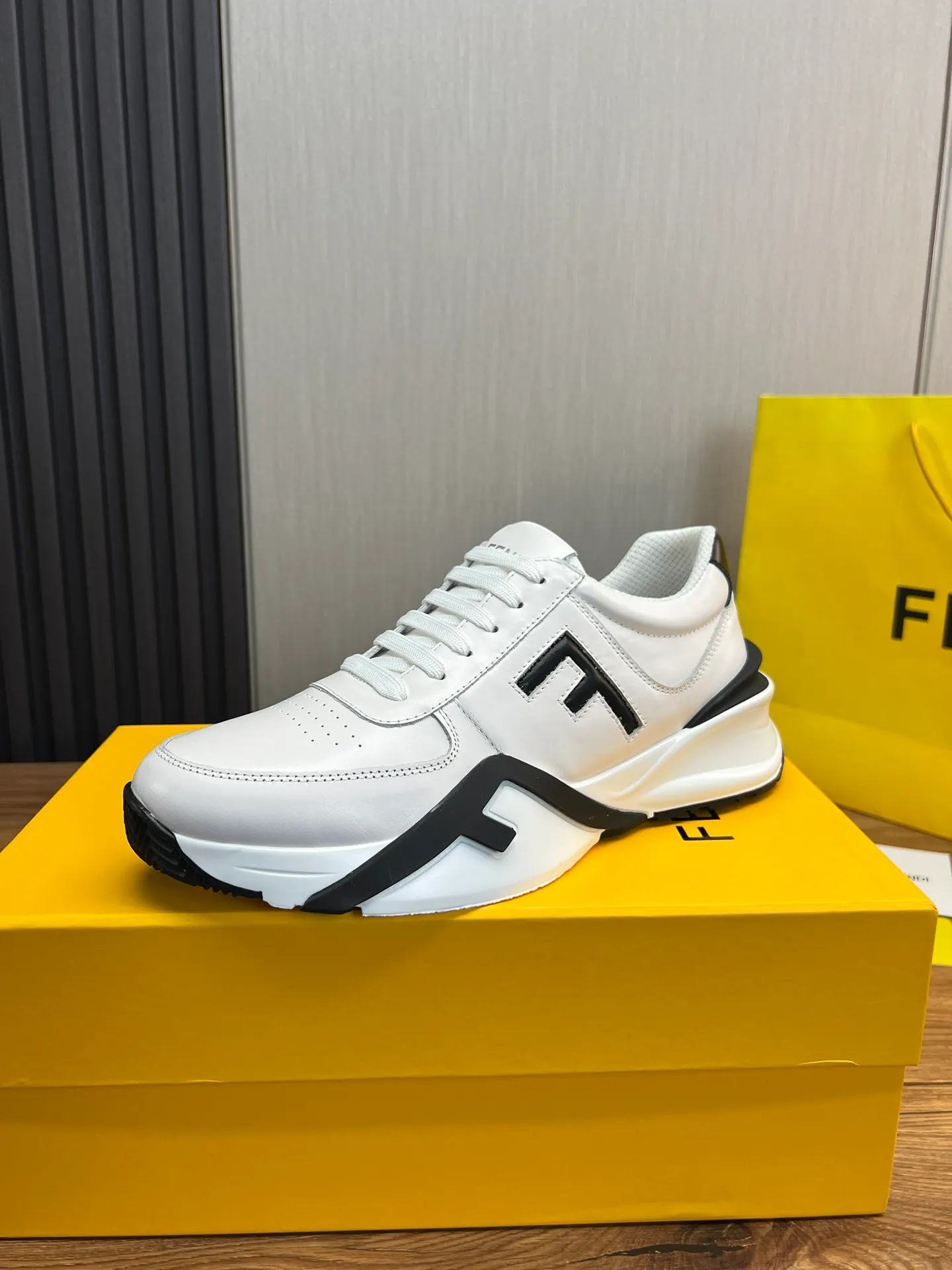 Men's shoes 💰520💰 Fendi [Fendi] hot style is on the market 🔥Fashionable casual men's shoes 🔱 Made of original cowhide + breathable mesh lining + sheepskin feet, perfect shape, top quality, you deserve it 🔜Original outsole, ultra-light, non-slip and wear-resistant 👣 Standard size 38-44 (customized in 45)